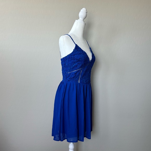 Soieblu Princess Cut Lace Bodice Dress - Picture 4 of 10